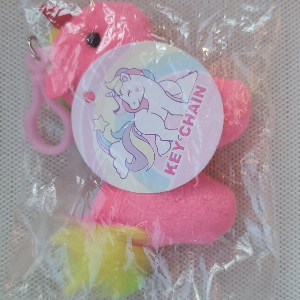 2 Assorted Keychains - Picture 3 of 4